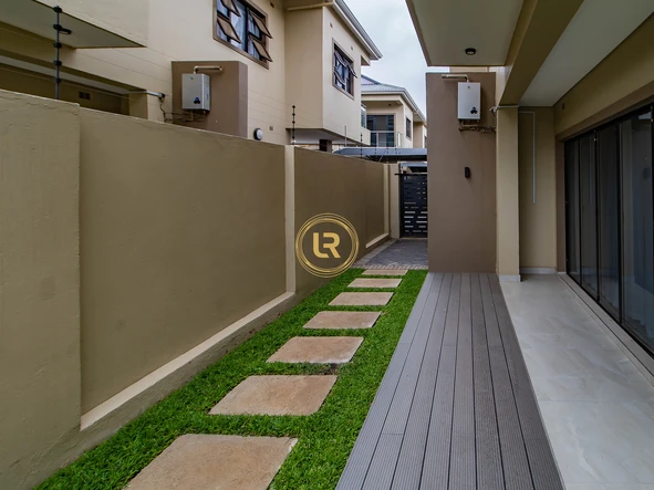 3 Bedroom Flat & Apartment