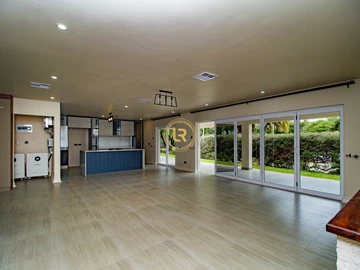 4 Bedroom Flat & Apartment