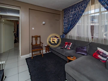 2 Bedroom Flat & Apartment
