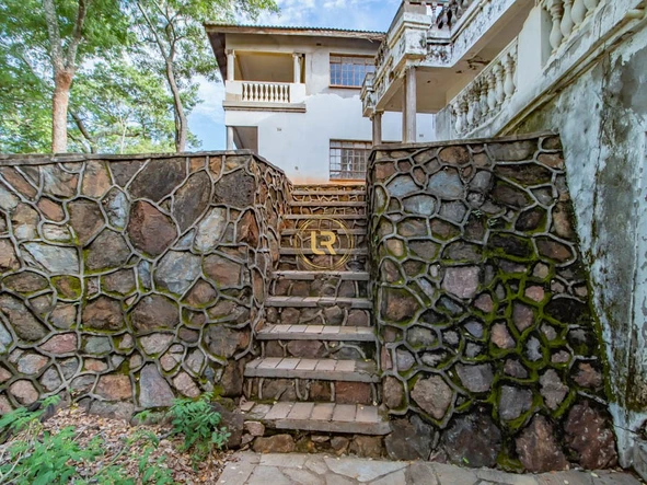 6 Bedroom House
