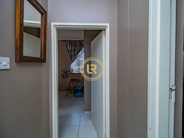 2 Bedroom Flat & Apartment