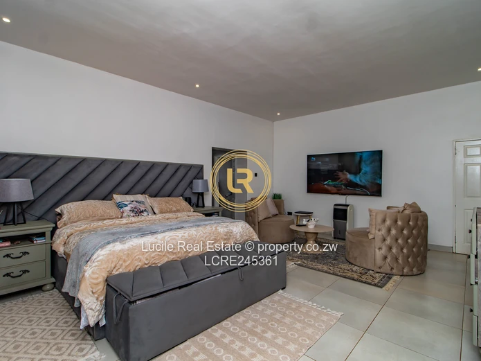 Modern 4-bedroom Home in Exclusive Helensvale