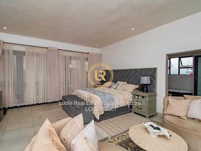 Modern 4-bedroom Home in Exclusive Helensvale