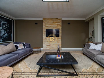 3 Bedroom Flat & Apartment