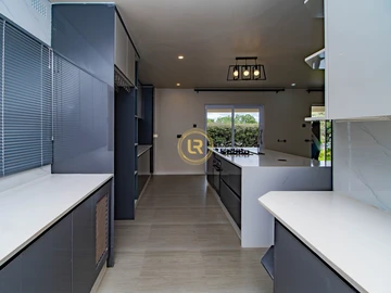 4 Bedroom Flat & Apartment