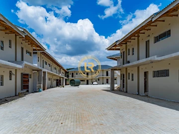 2 Bedroom Flat & Apartment