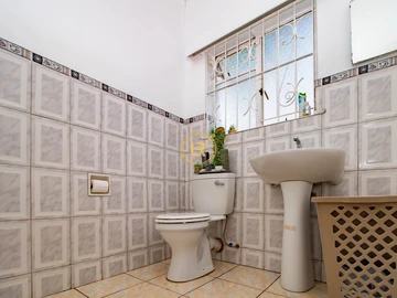 2 Bedroom Flat & Apartment