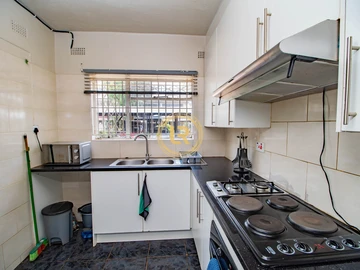 2 Bedroom Flat & Apartment