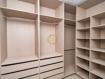 4 Bedroom Flat & Apartment