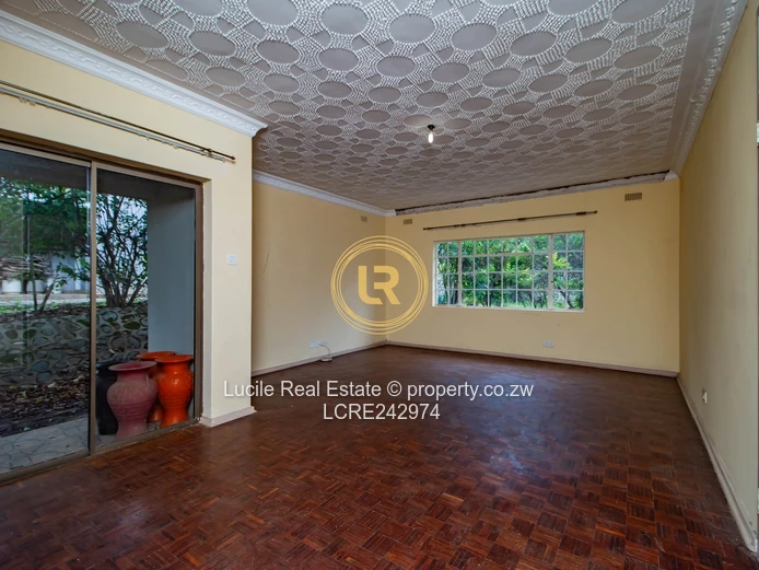 Spacious Modern Home Iin Prestigious Mt Breezes