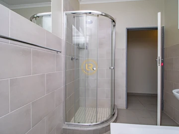 3 Bedroom Flat & Apartment