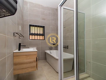 3 Bedroom Flat & Apartment