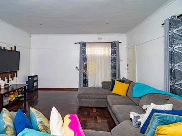 2 Bedroom Flat & Apartment