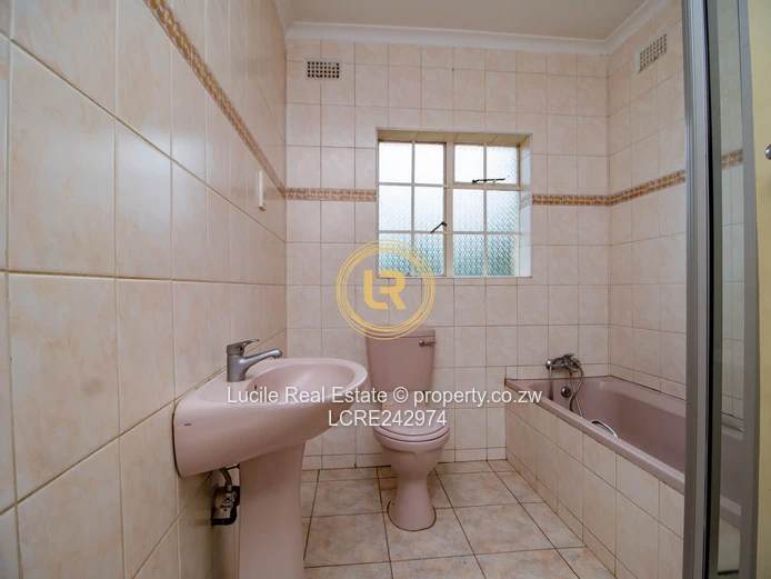 Spacious Modern Home Iin Prestigious Mt Breezes