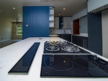 4 Bedroom Flat & Apartment