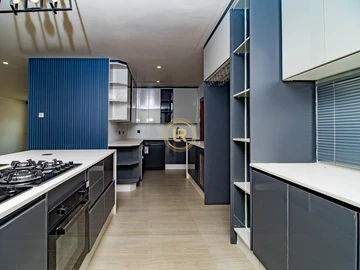 4 Bedroom Flat & Apartment