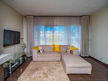 2 Bedroom Flat & Apartment