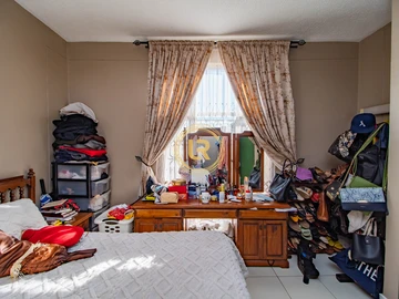 2 Bedroom Flat & Apartment