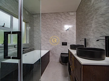 4 Bedroom Flat & Apartment