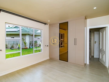 4 Bedroom Flat & Apartment