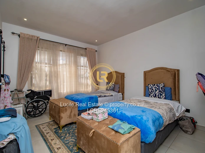 Modern 4-bedroom Home in Exclusive Helensvale