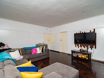 2 Bedroom Flat & Apartment