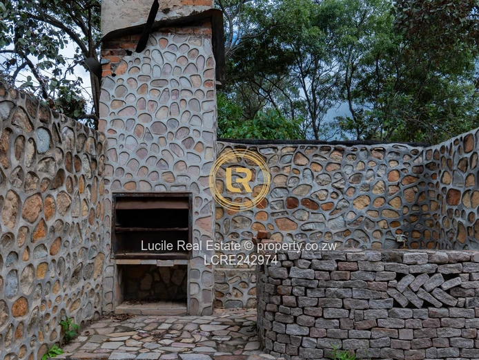 Spacious Modern Home Iin Prestigious Mt Breezes