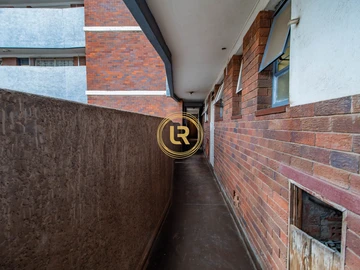 2 Bedroom Flat & Apartment