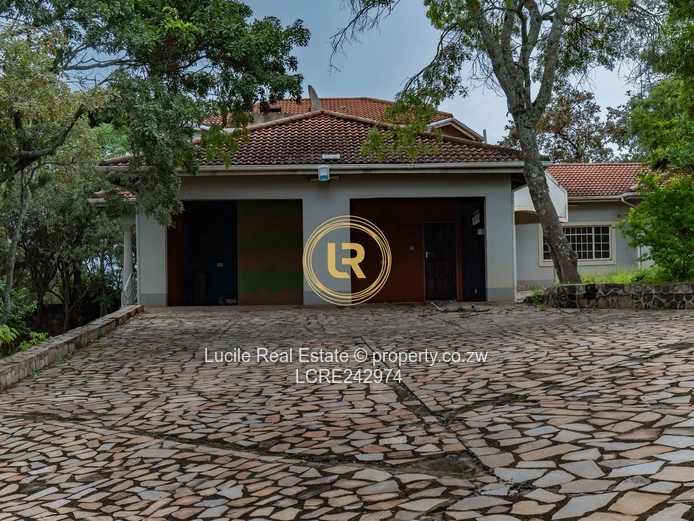 Spacious Modern Home Iin Prestigious Mt Breezes