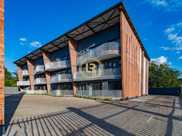 2 Bedroom Flat & Apartment