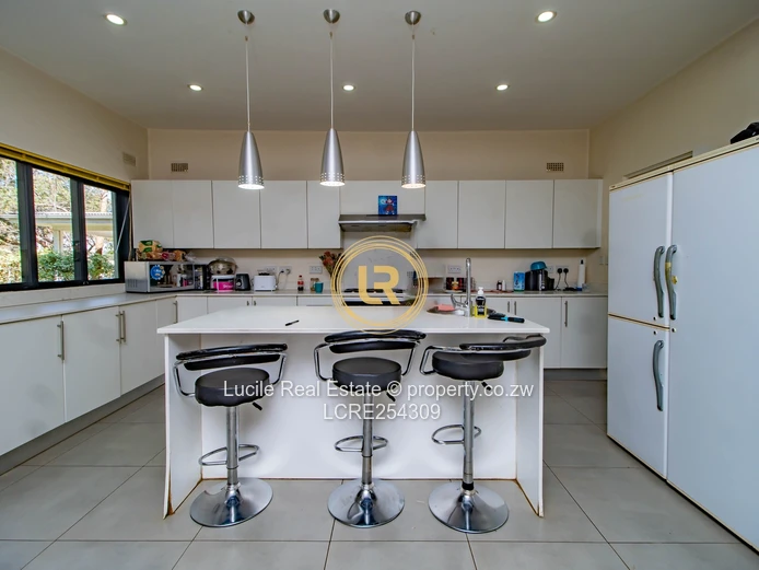 Modern 3- bedroom apartment to let