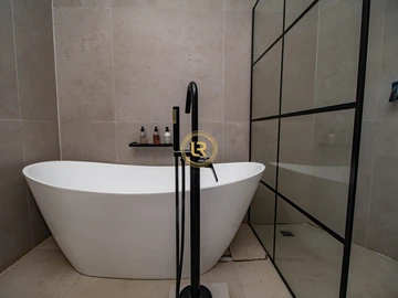 3 Bedroom Flat & Apartment