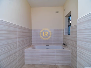 2 Bedroom Flat & Apartment