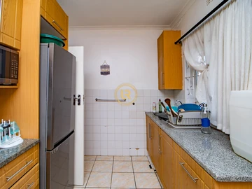 2 Bedroom Flat & Apartment