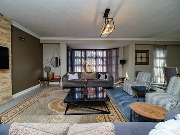 3 Bedroom Flat & Apartment