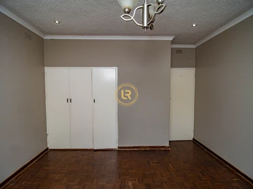 2 Bedroom Flat & Apartment