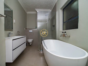 3 Bedroom Flat & Apartment